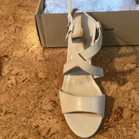 Brand new in box! Le chateau wedge heel - Picture 3 of 4